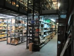 1#8700 Attrezzature varie di magazzino e rimanenze di materiale elettrico e veicoli