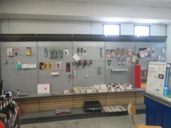 1#8700 Attrezzature varie di magazzino e rimanenze di materiale elettrico e veicoli