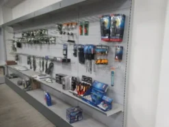 1#8700 Attrezzature varie di magazzino e rimanenze di materiale elettrico e veicoli