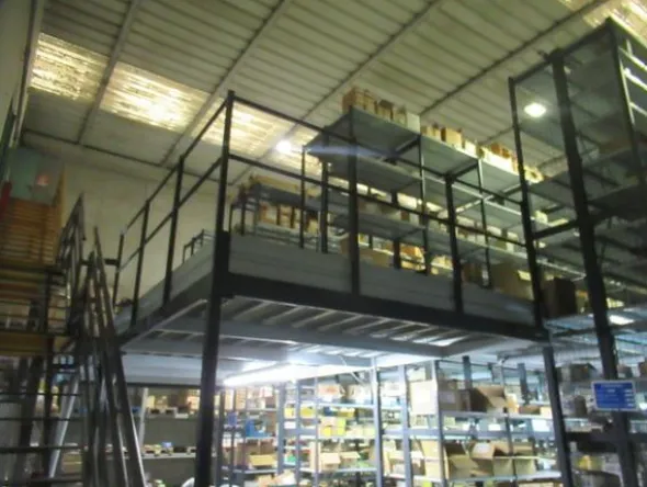 1#8700 Attrezzature varie di magazzino e rimanenze di materiale elettrico e veicoli