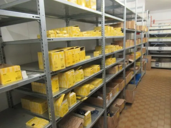 6#8599 Attrezzature varie di magazzino e rimanenze di materiale elettrico