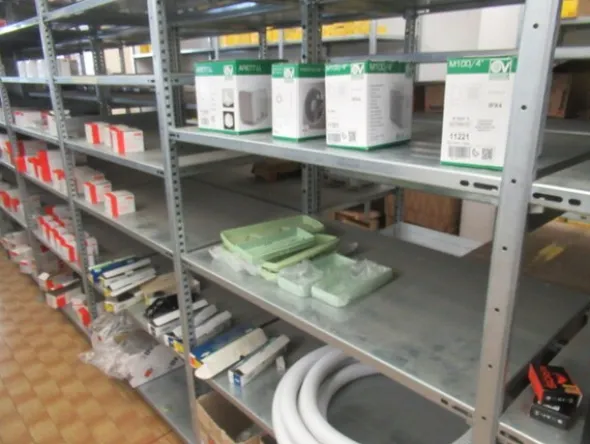 6#8599 Attrezzature varie di magazzino e rimanenze di materiale elettrico