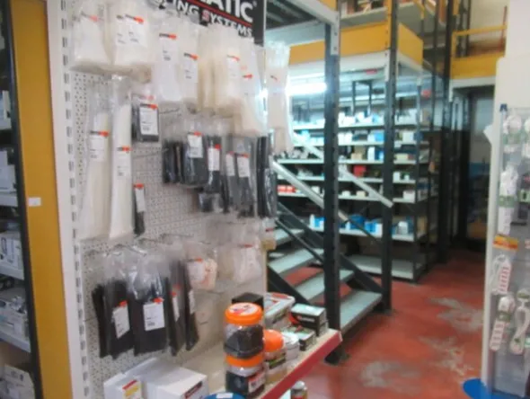 6#8599 Attrezzature varie di magazzino e rimanenze di materiale elettrico