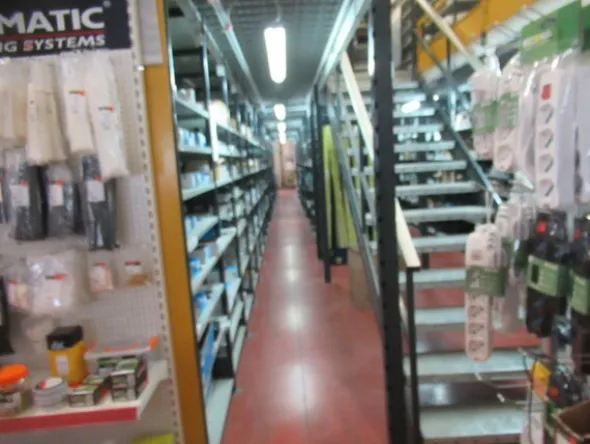 6#8599 Attrezzature varie di magazzino e rimanenze di materiale elettrico
