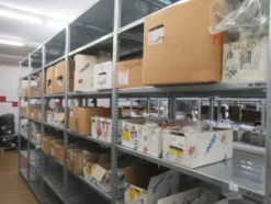 5#8599 Attrezzature varie di magazzino e rimanenze di materiale elettrico