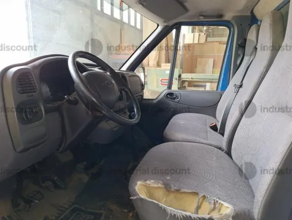 10#9200 Autocarro Ford Transit cassonato