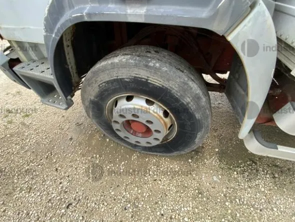 1#9768 Autocarro Iveco