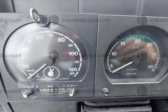 4#6485 Autocarro Iveco con gru