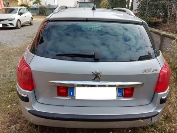1#8136 Automobile Peugeot 407 SW