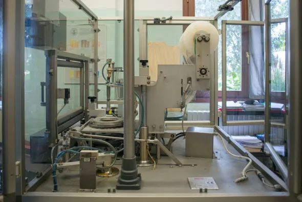 AVVOLGITRICE SEMIAUTOMATICA PER SAPONI