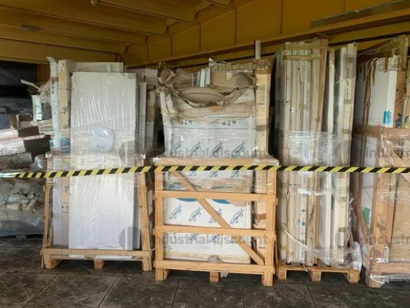 1#9188 Bancali di materiali vari tra cui piastrelle mobili e accessori da bagno