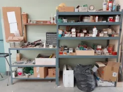 6#8426 Banchi da lavoro con accessori e ricambi per mobili