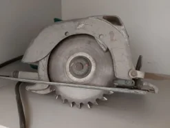 6#8426 Banchi da lavoro con accessori e ricambi per mobili