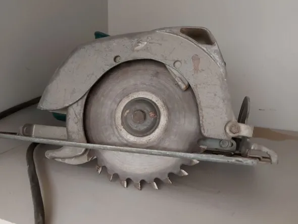 6#8426 Banchi da lavoro con accessori e ricambi per mobili