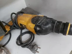 6#8426 Banchi da lavoro con accessori e ricambi per mobili