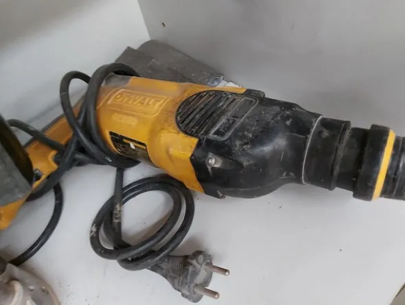 6#8426 Banchi da lavoro con accessori e ricambi per mobili
