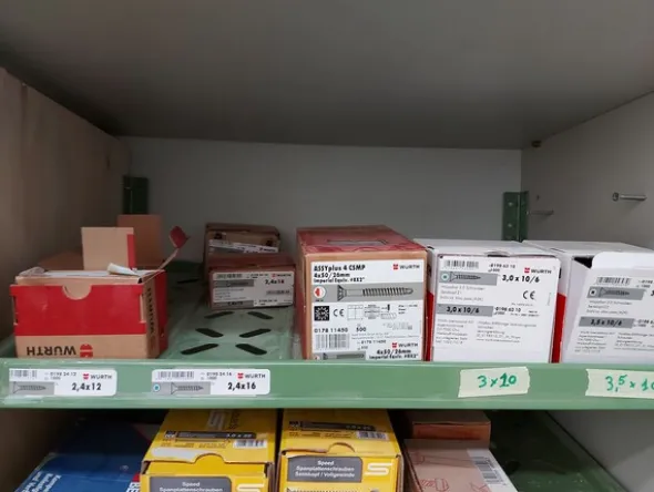 6#8426 Banchi da lavoro con accessori e ricambi per mobili