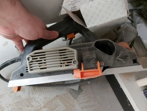 6#8426 Banchi da lavoro con accessori e ricambi per mobili