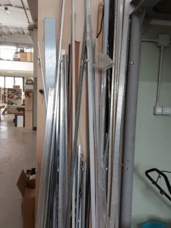 6#8426 Banchi da lavoro con accessori e ricambi per mobili