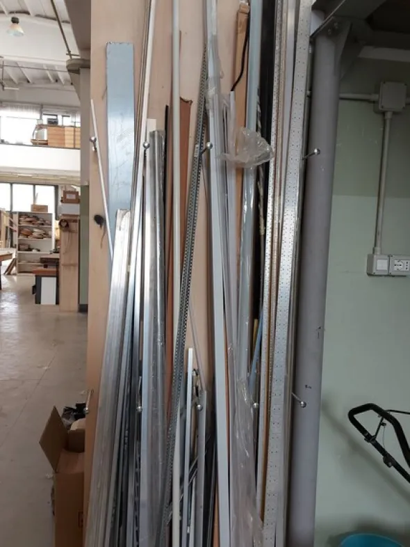 6#8426 Banchi da lavoro con accessori e ricambi per mobili