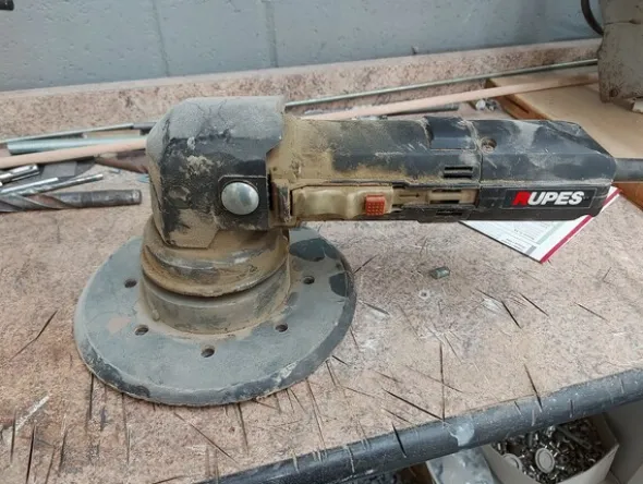6#8426 Banchi da lavoro con accessori e ricambi per mobili