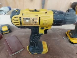 6#8426 Banchi da lavoro con accessori e ricambi per mobili