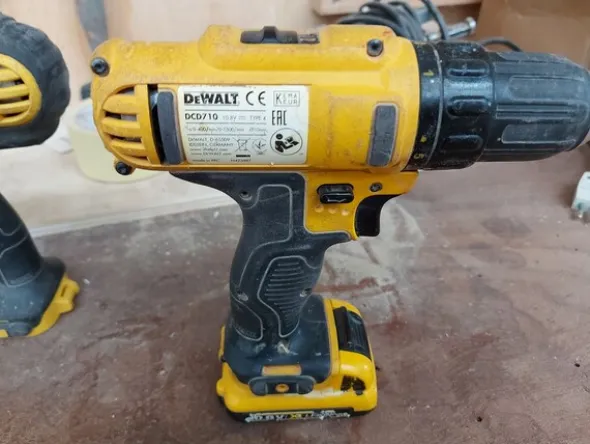 6#8426 Banchi da lavoro con accessori e ricambi per mobili