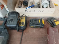 6#8426 Banchi da lavoro con accessori e ricambi per mobili