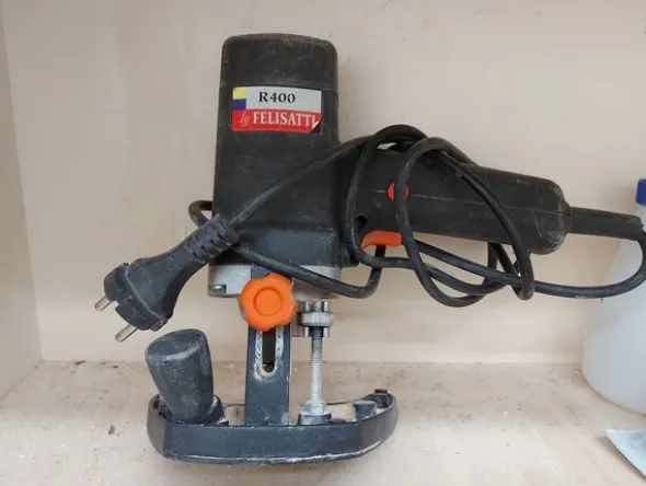 6#8426 Banchi da lavoro con accessori e ricambi per mobili