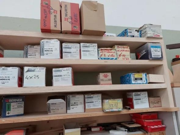 6#8426 Banchi da lavoro con accessori e ricambi per mobili
