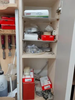 6#8426 Banchi da lavoro con accessori e ricambi per mobili
