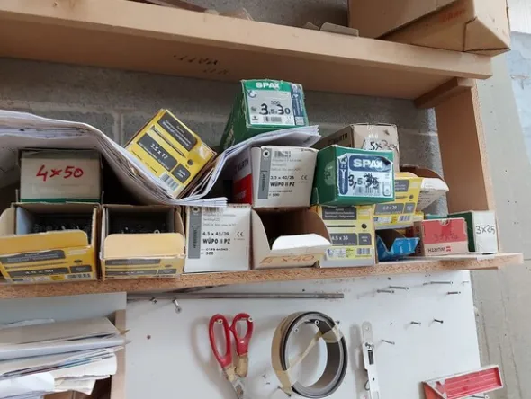 6#8426 Banchi da lavoro con accessori e ricambi per mobili