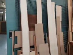 6#8426 Banchi da lavoro con accessori e ricambi per mobili