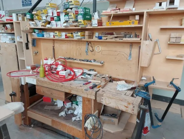 6#8426 Banchi da lavoro con accessori e ricambi per mobili