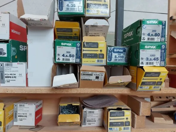 6#8426 Banchi da lavoro con accessori e ricambi per mobili