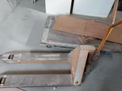 6#8426 Banchi da lavoro con accessori e ricambi per mobili