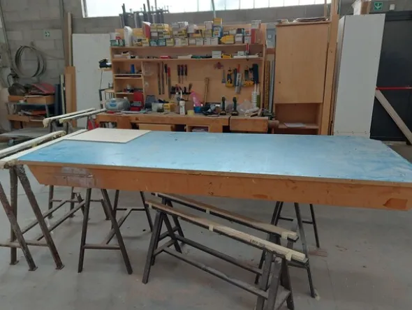 6#8426 Banchi da lavoro con accessori e ricambi per mobili