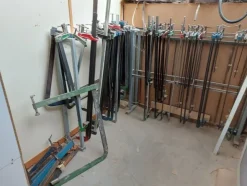 6#8426 Banchi da lavoro con accessori e ricambi per mobili