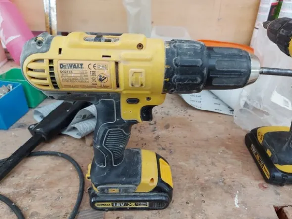 6#8426 Banchi da lavoro con accessori e ricambi per mobili