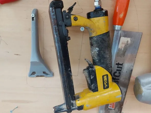 6#8426 Banchi da lavoro con accessori e ricambi per mobili