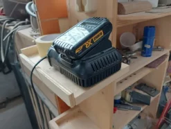 6#8426 Banchi da lavoro con accessori e ricambi per mobili