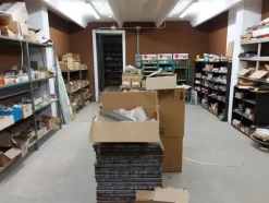 6#8426 Banchi da lavoro con accessori e ricambi per mobili