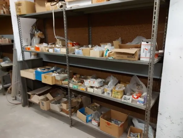 6#8426 Banchi da lavoro con accessori e ricambi per mobili