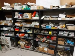 6#8426 Banchi da lavoro con accessori e ricambi per mobili