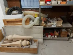 6#8426 Banchi da lavoro con accessori e ricambi per mobili