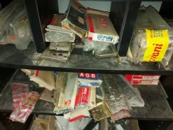 6#8426 Banchi da lavoro con accessori e ricambi per mobili