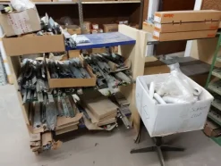 6#8426 Banchi da lavoro con accessori e ricambi per mobili