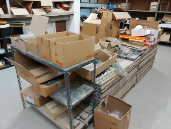 6#8426 Banchi da lavoro con accessori e ricambi per mobili