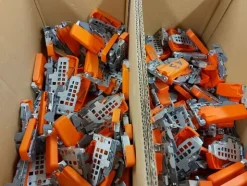 6#8426 Banchi da lavoro con accessori e ricambi per mobili