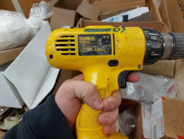 6#8426 Banchi da lavoro con accessori e ricambi per mobili